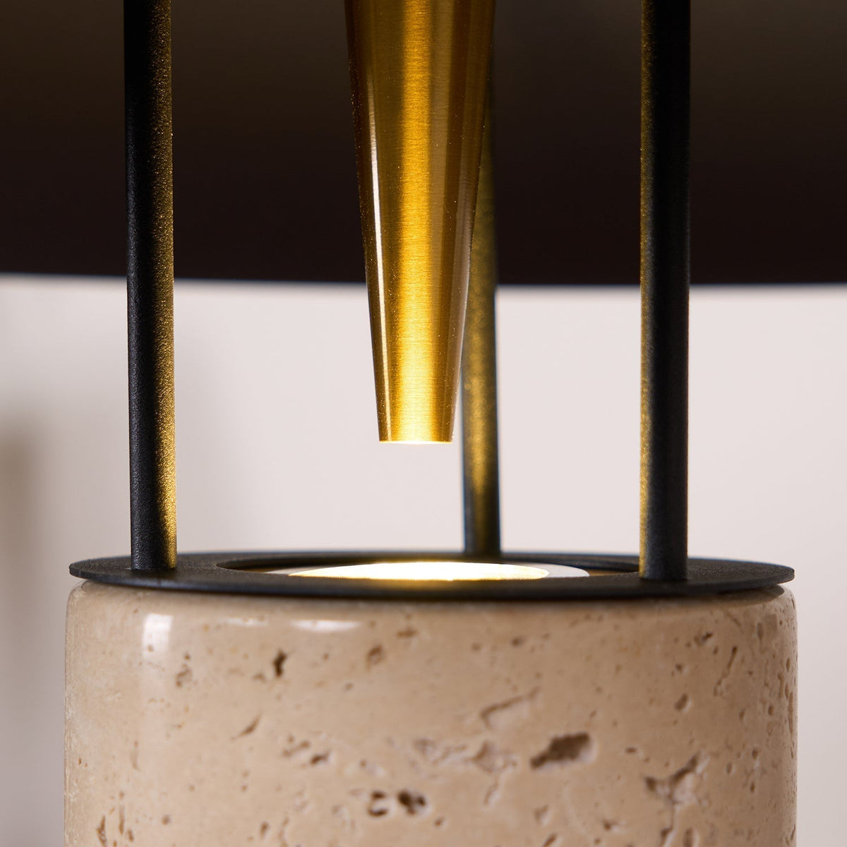 Eara Disc-Pillar Travertine Tischleuchte