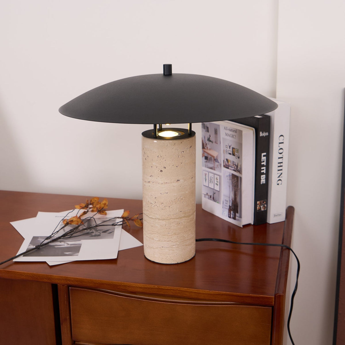 Eara Disc-Pillar Travertine Tischleuchte