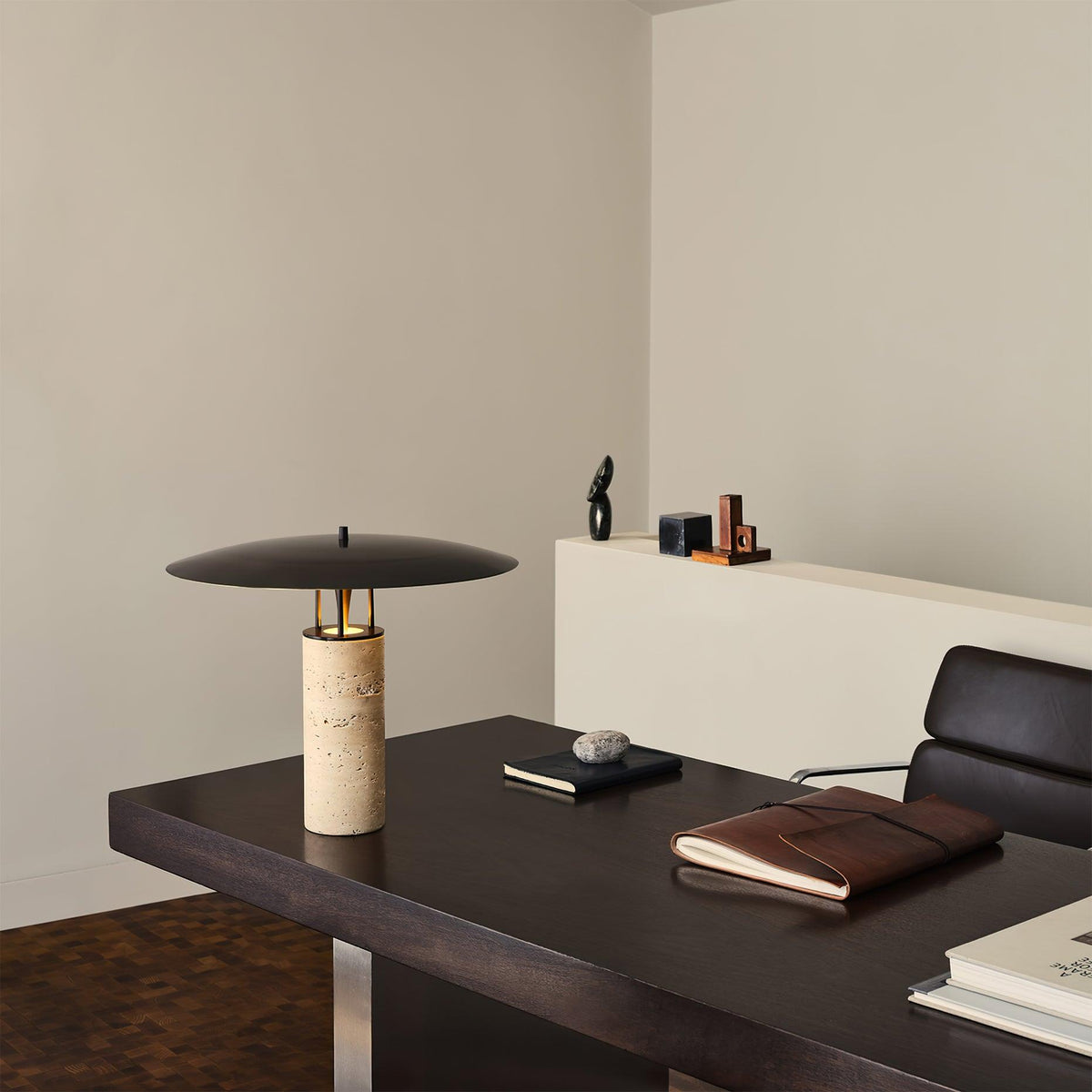Eara Disc-Pillar Travertine Tischleuchte