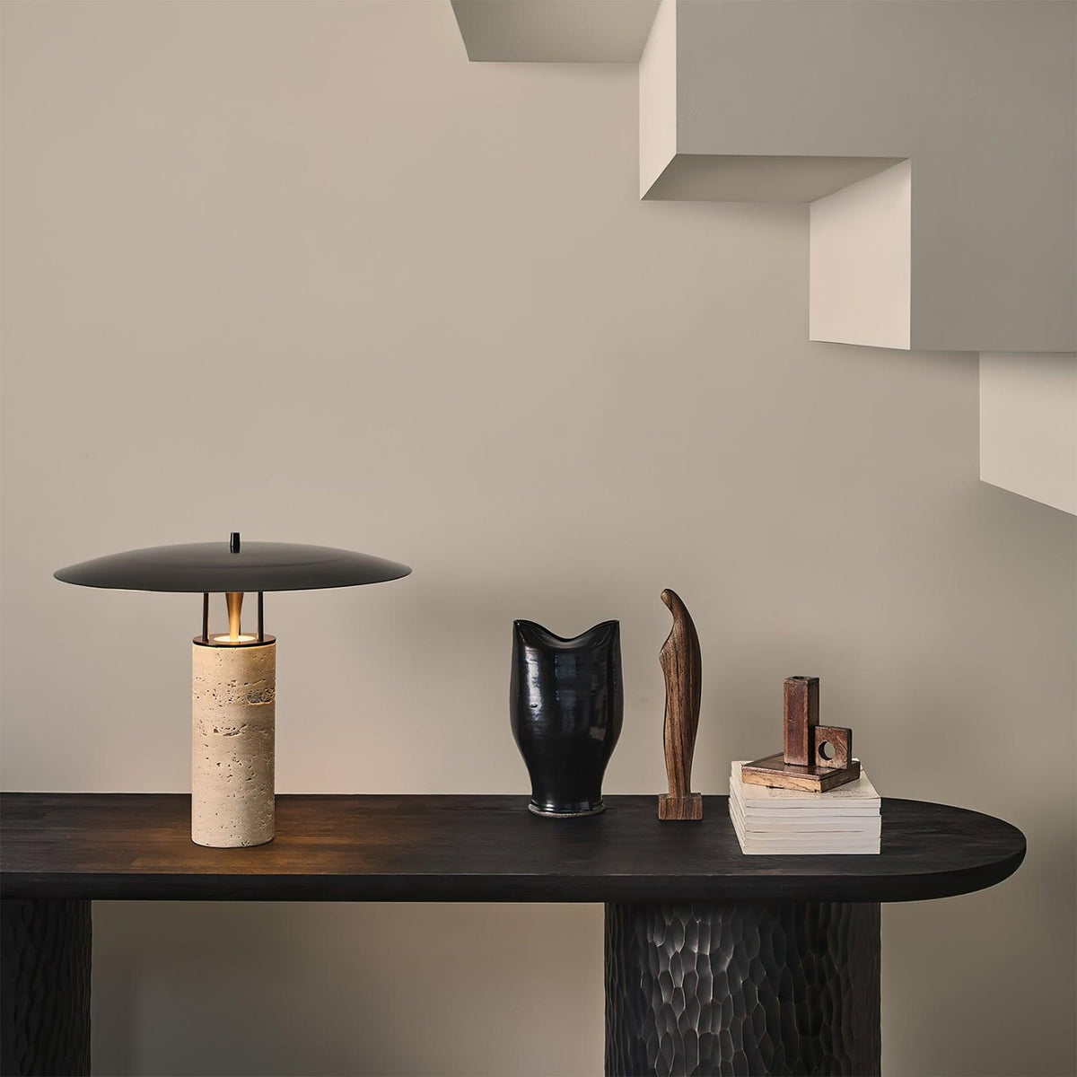Eara Disc-Pillar Travertine Tischleuchte