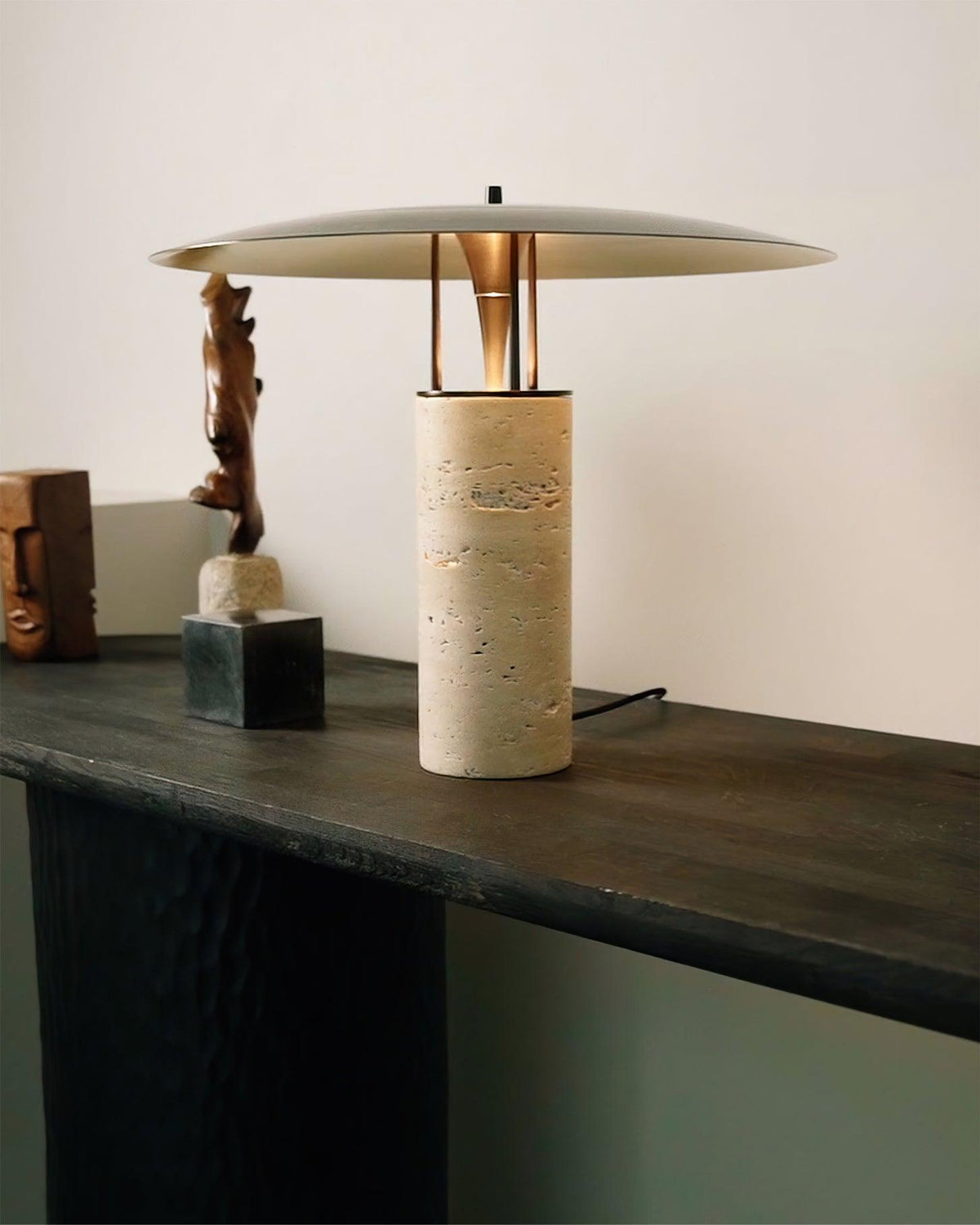 Eara Disc-Pillar Travertine Tischleuchte