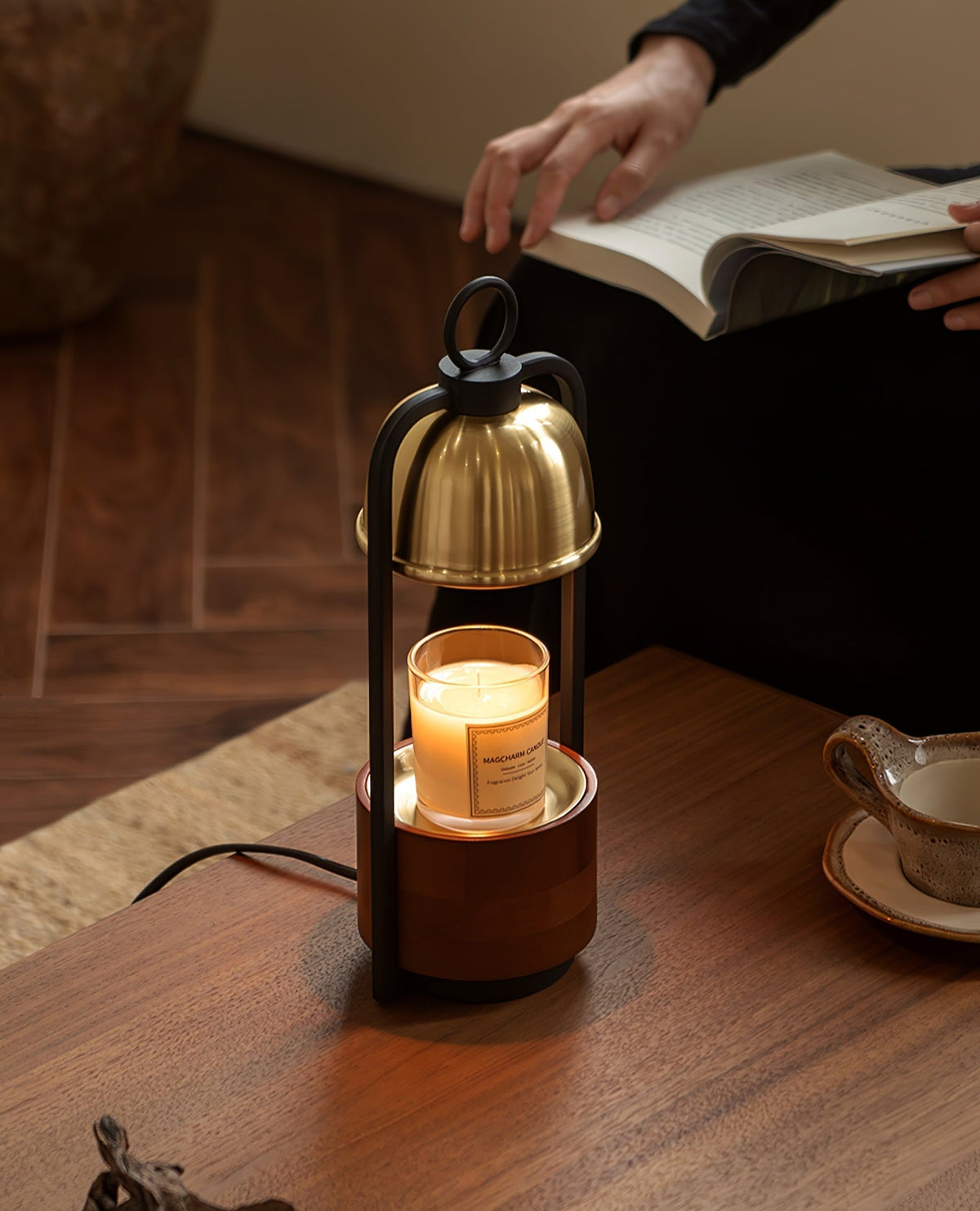 Rosa Tischleuchte aus Holz im Holz-Design -Oberfläche