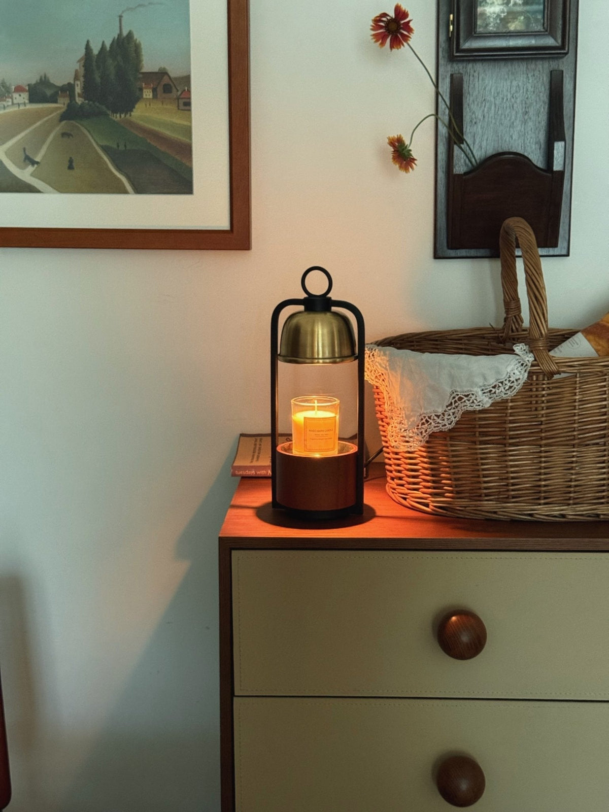 Rosa Tischleuchte aus Holz im Holz-Design -Oberfläche