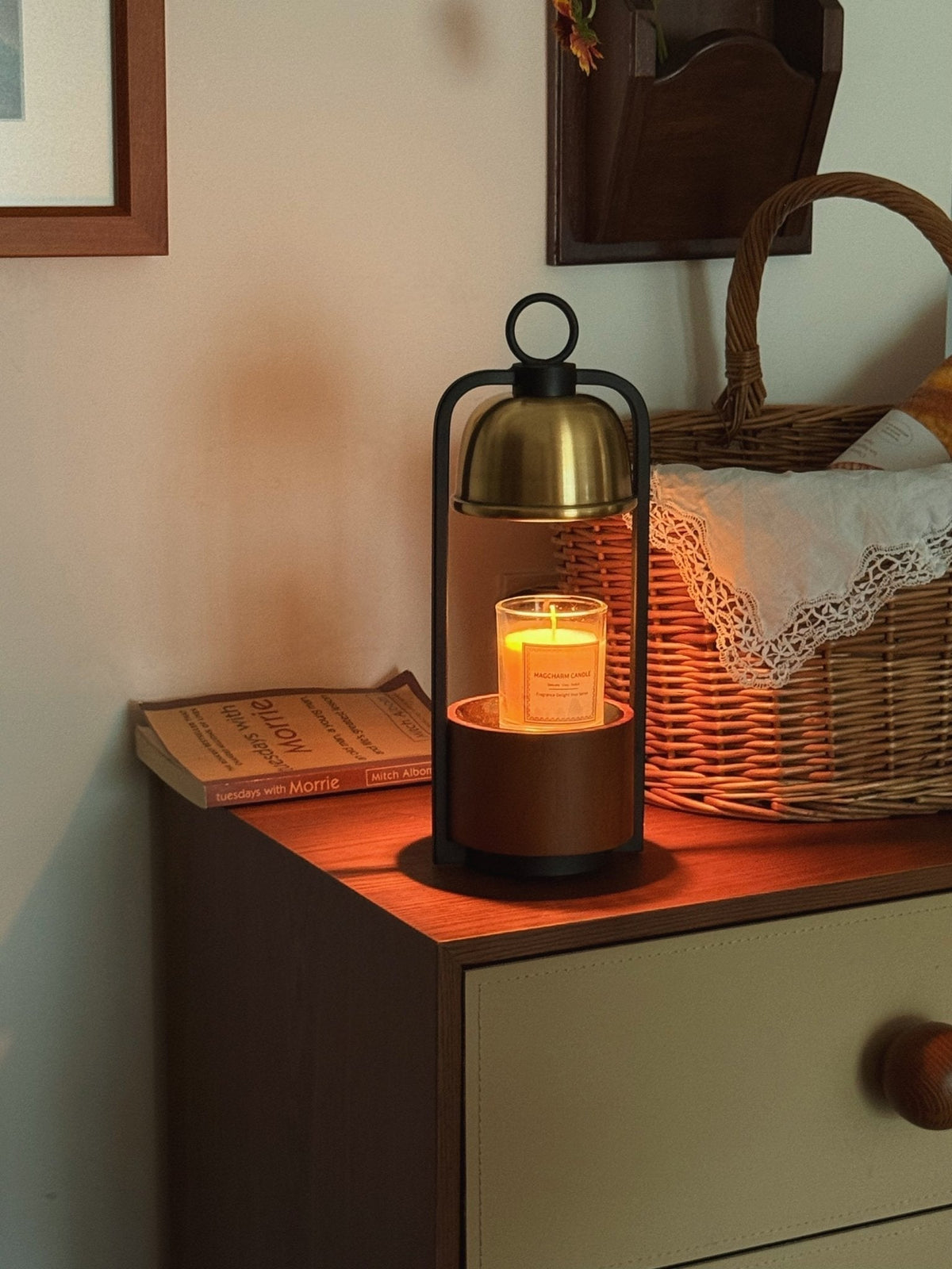 Rosa Tischleuchte aus Holz im Holz-Design -Oberfläche