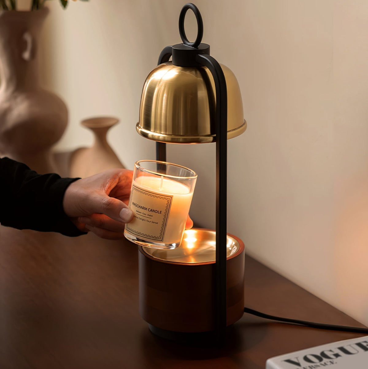 Rosa Tischleuchte aus Holz im Holz-Design -Oberfläche