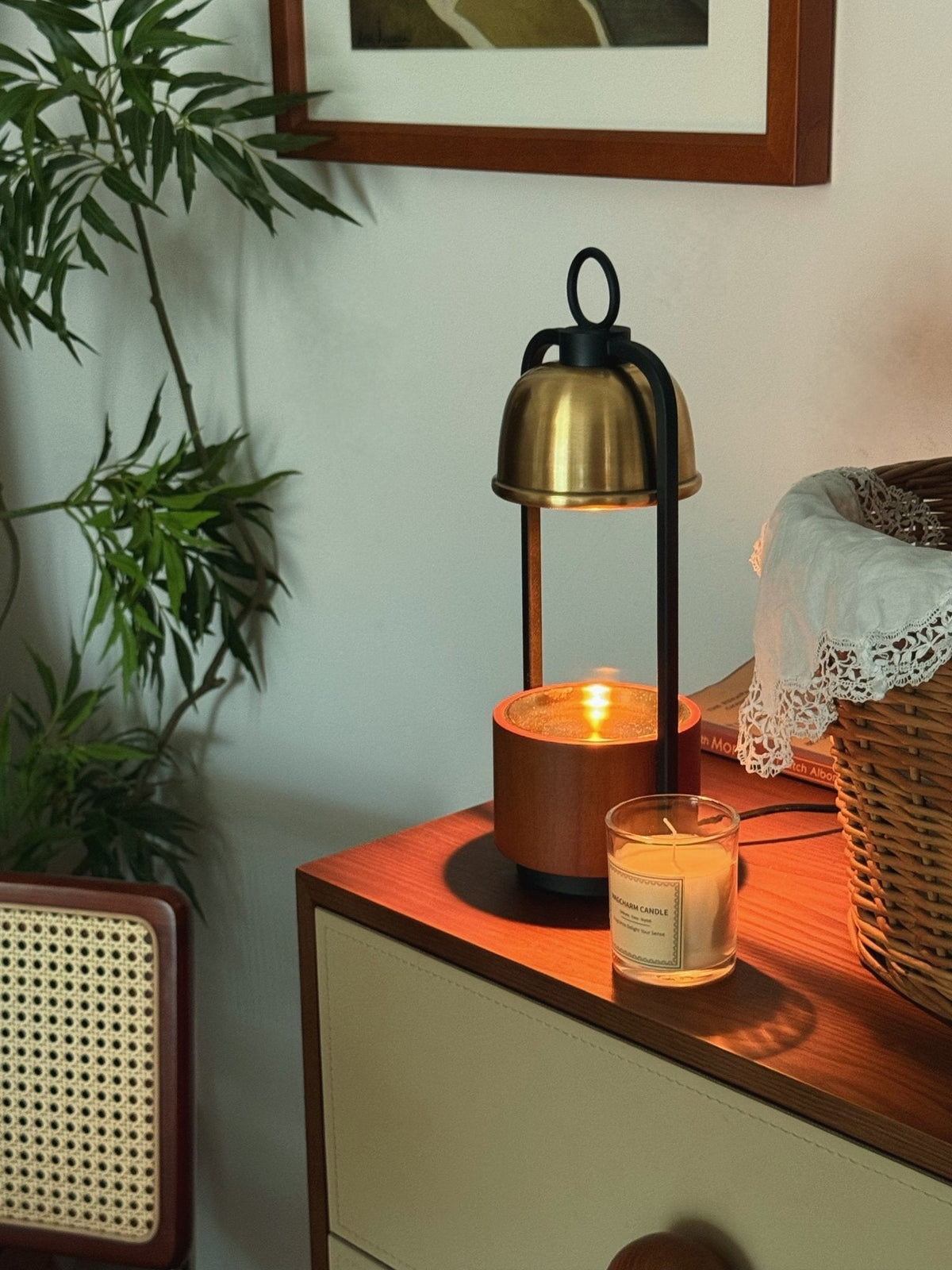 Rosa Tischleuchte aus Holz im Holz-Design -Oberfläche