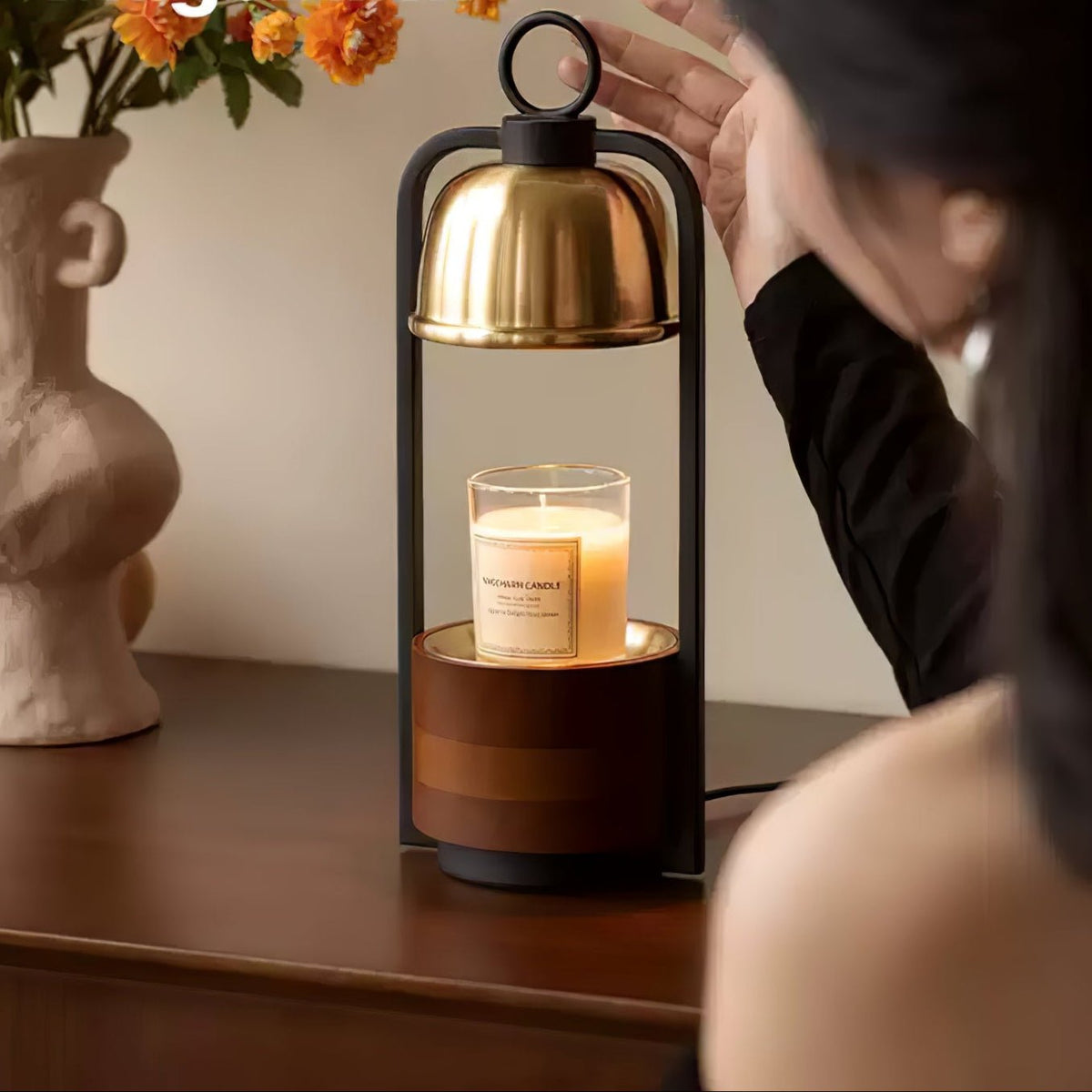 Rosa Tischleuchte aus Holz im Holz-Design -Oberfläche