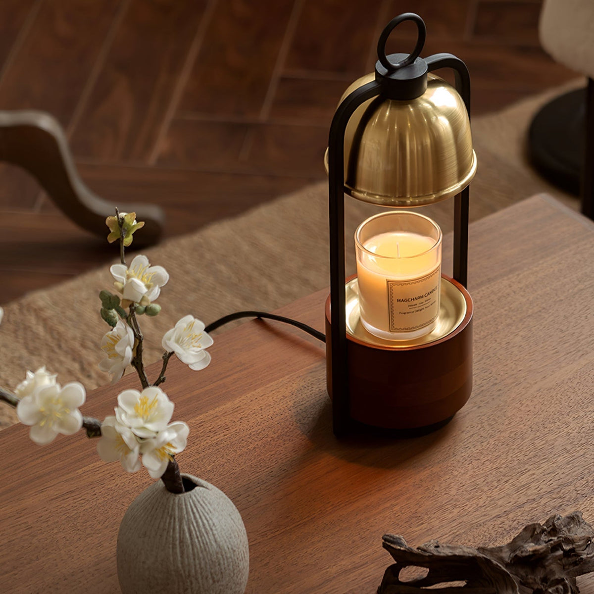Rosa Tischleuchte aus Holz im Holz-Design -Oberfläche