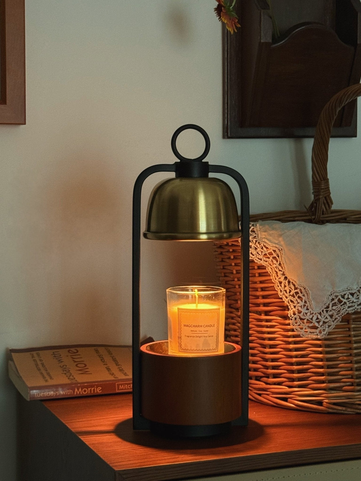 Rosa Tischleuchte aus Holz im Holz-Design -Oberfläche