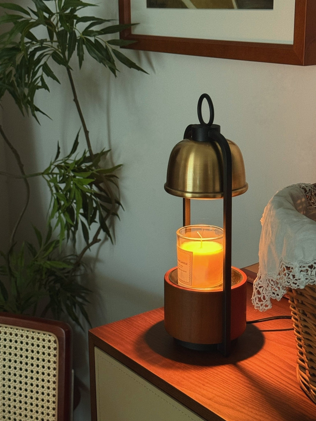 Rosa Tischleuchte aus Holz im Holz-Design -Oberfläche
