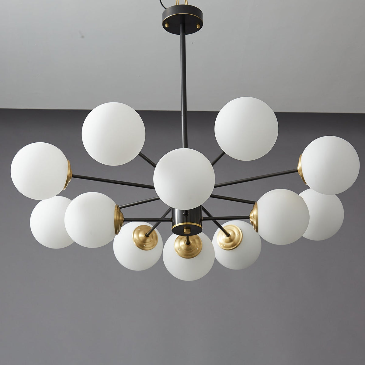 Catalos Kronleuchter aus Messing und Glas im modernen Premium-Orb-Design