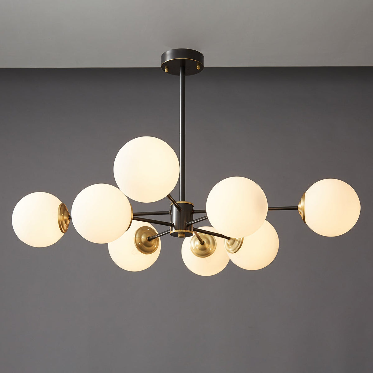 Catalos Kronleuchter aus Messing und Glas im modernen Premium-Orb-Design