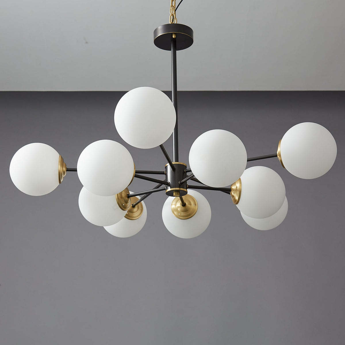 Catalos Kronleuchter aus Messing und Glas im modernen Premium-Orb-Design