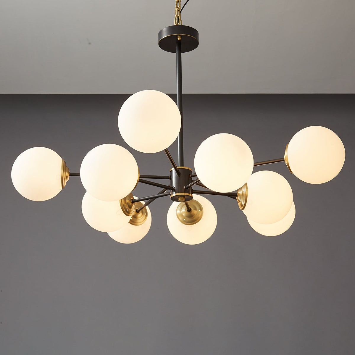 Catalos Kronleuchter aus Messing und Glas im modernen Premium-Orb-Design