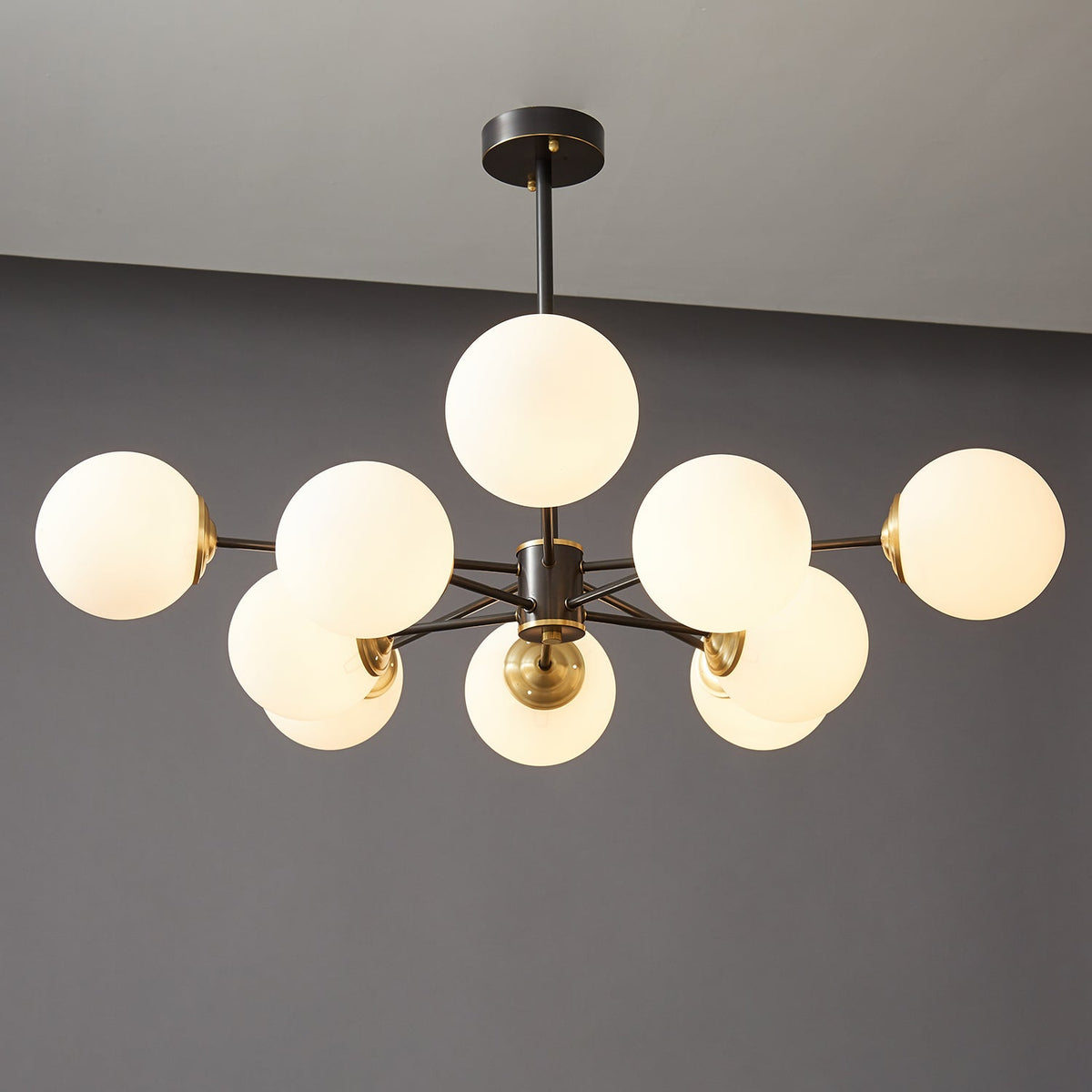 Catalos Kronleuchter aus Messing und Glas im modernen Premium-Orb-Design