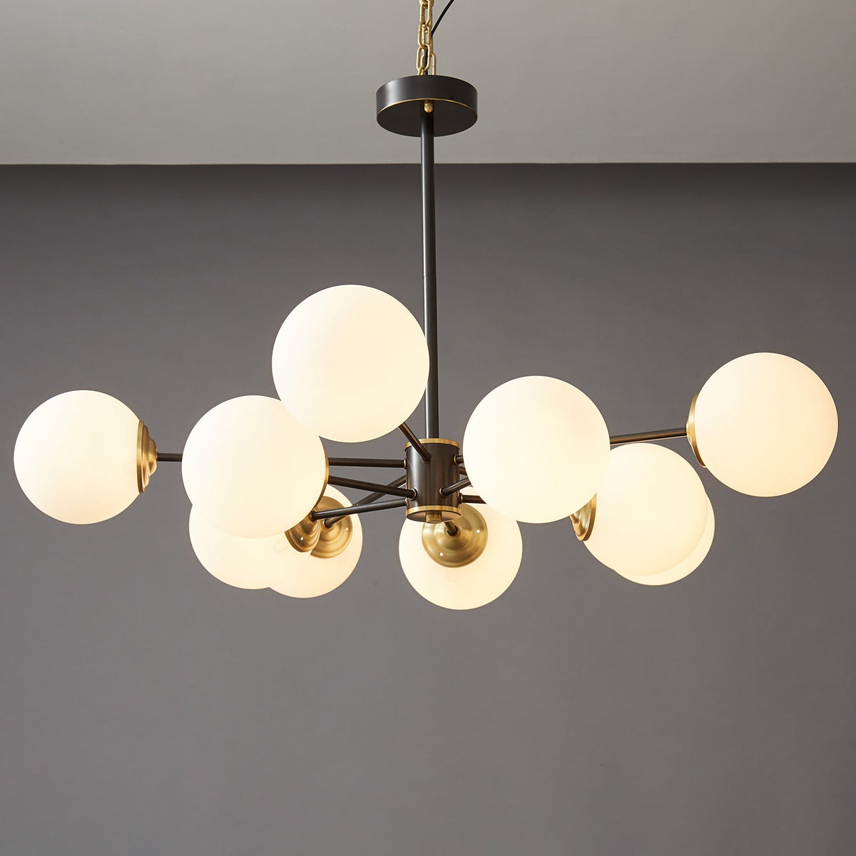 Catalos Kronleuchter aus Messing und Glas im modernen Premium-Orb-Design