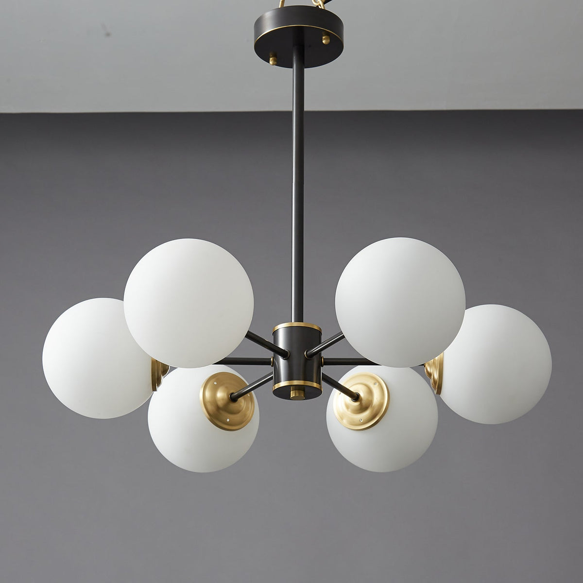 Catalos Kronleuchter aus Messing und Glas im modernen Premium-Orb-Design