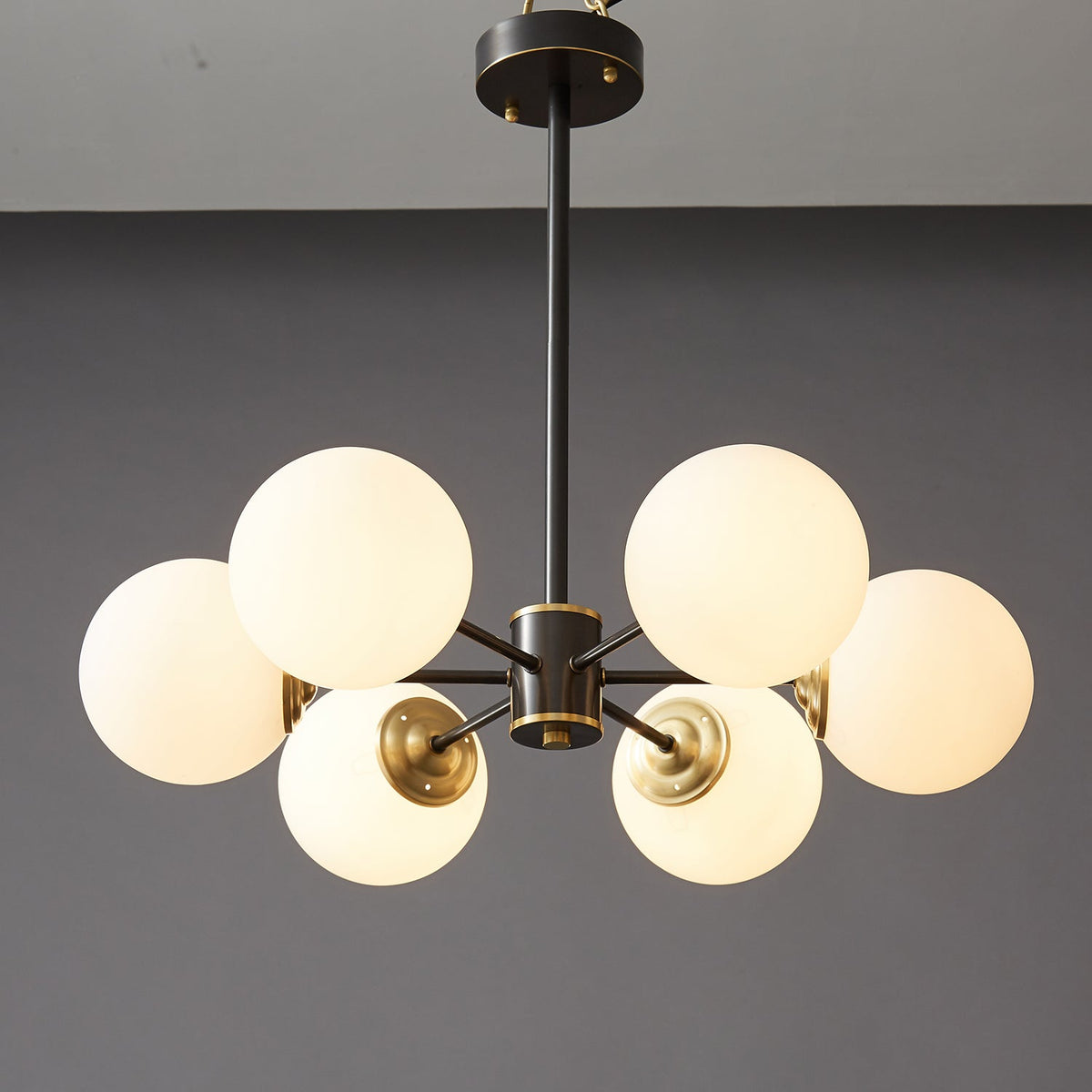 Catalos Kronleuchter aus Messing und Glas im modernen Premium-Orb-Design