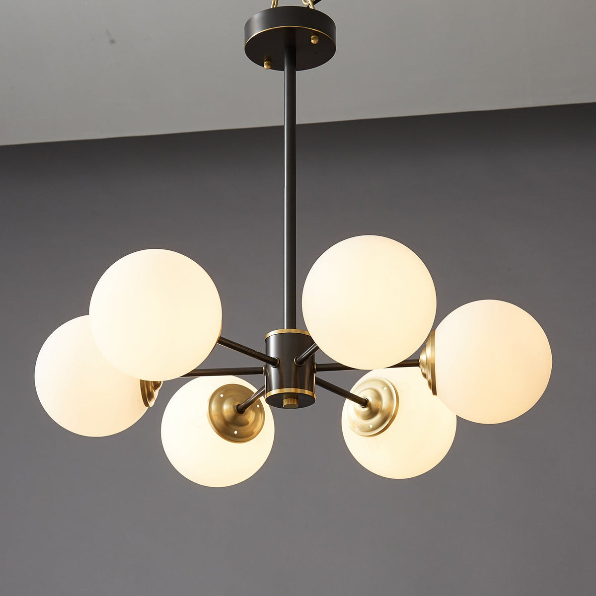 Catalos Kronleuchter aus Messing und Glas im modernen Premium-Orb-Design