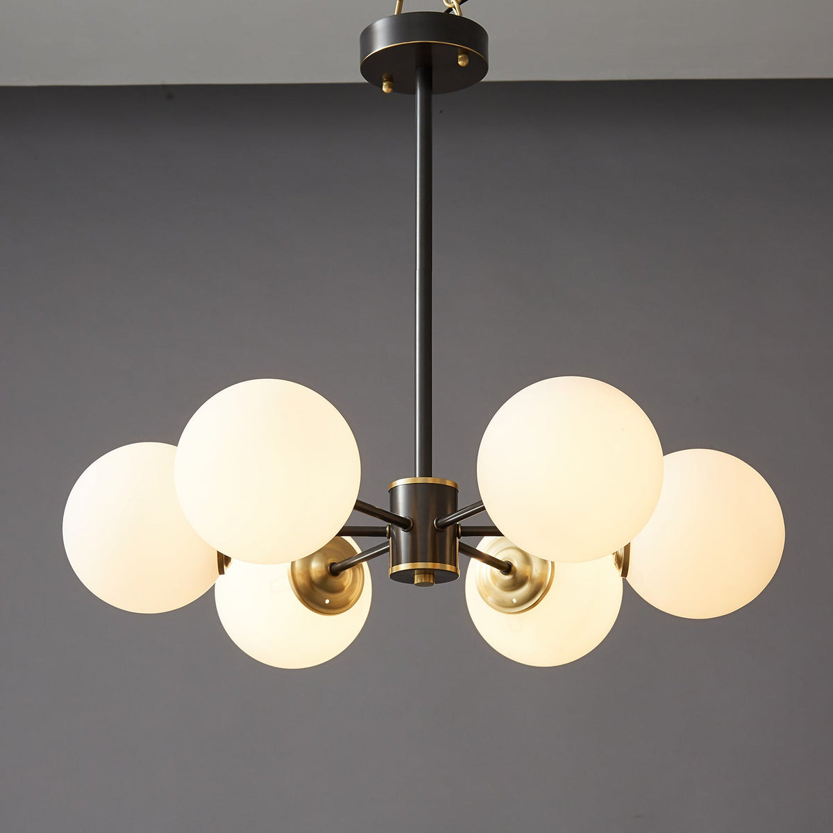 Catalos Kronleuchter aus Messing und Glas im modernen Premium-Orb-Design