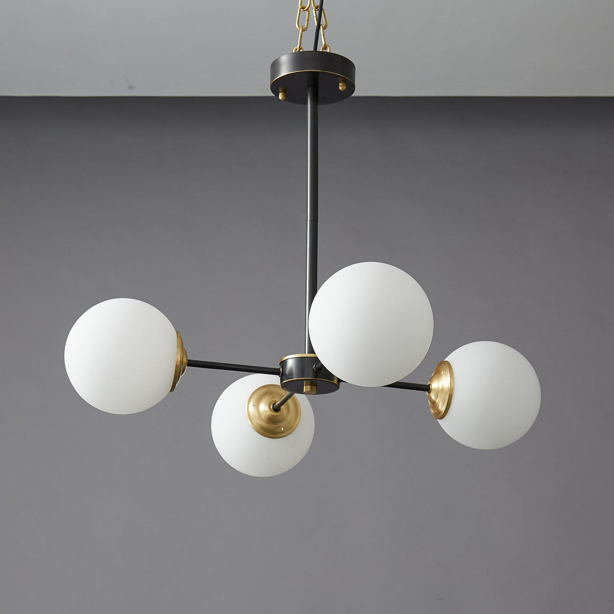 Catalos Kronleuchter aus Messing und Glas im modernen Premium-Orb-Design