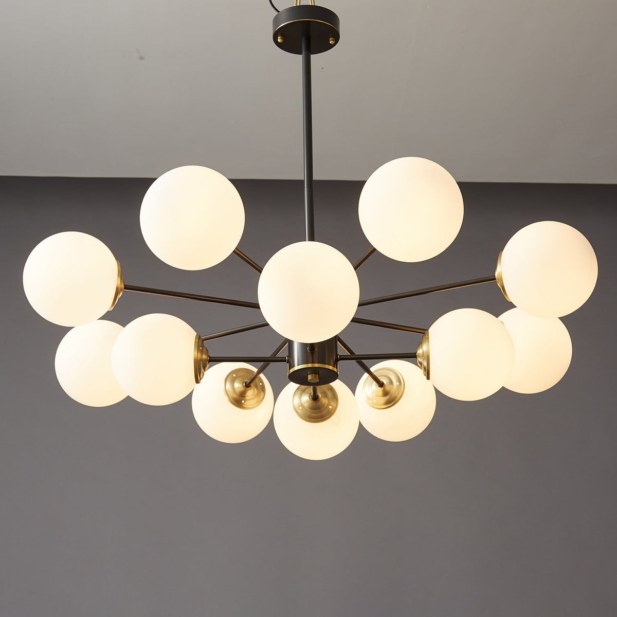 Catalos Kronleuchter aus Messing und Glas im modernen Premium-Orb-Design