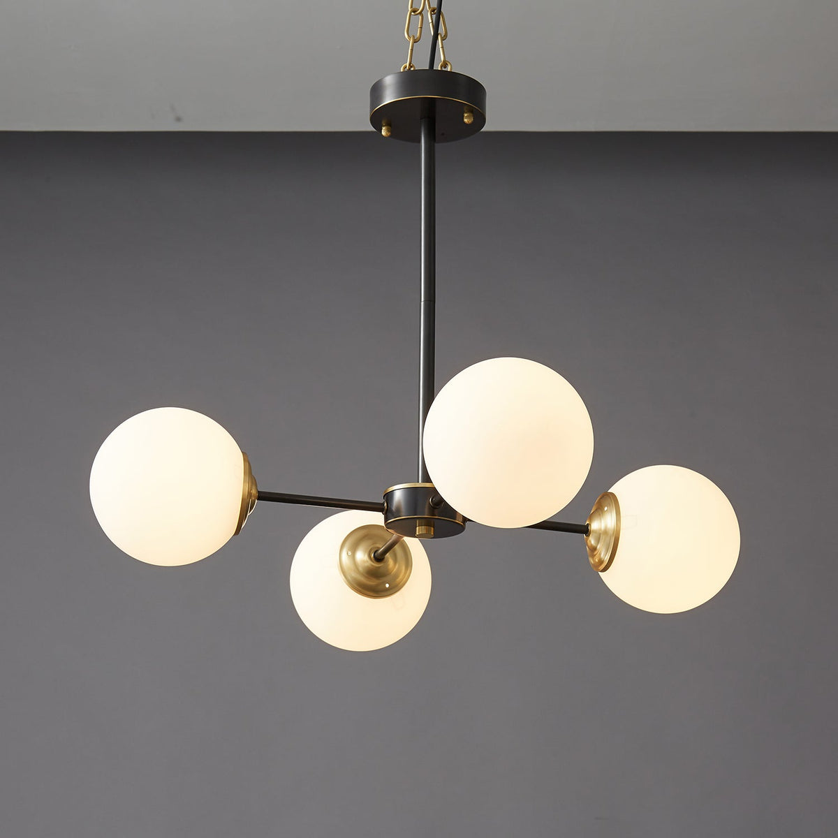Catalos Kronleuchter aus Messing und Glas im modernen Premium-Orb-Design
