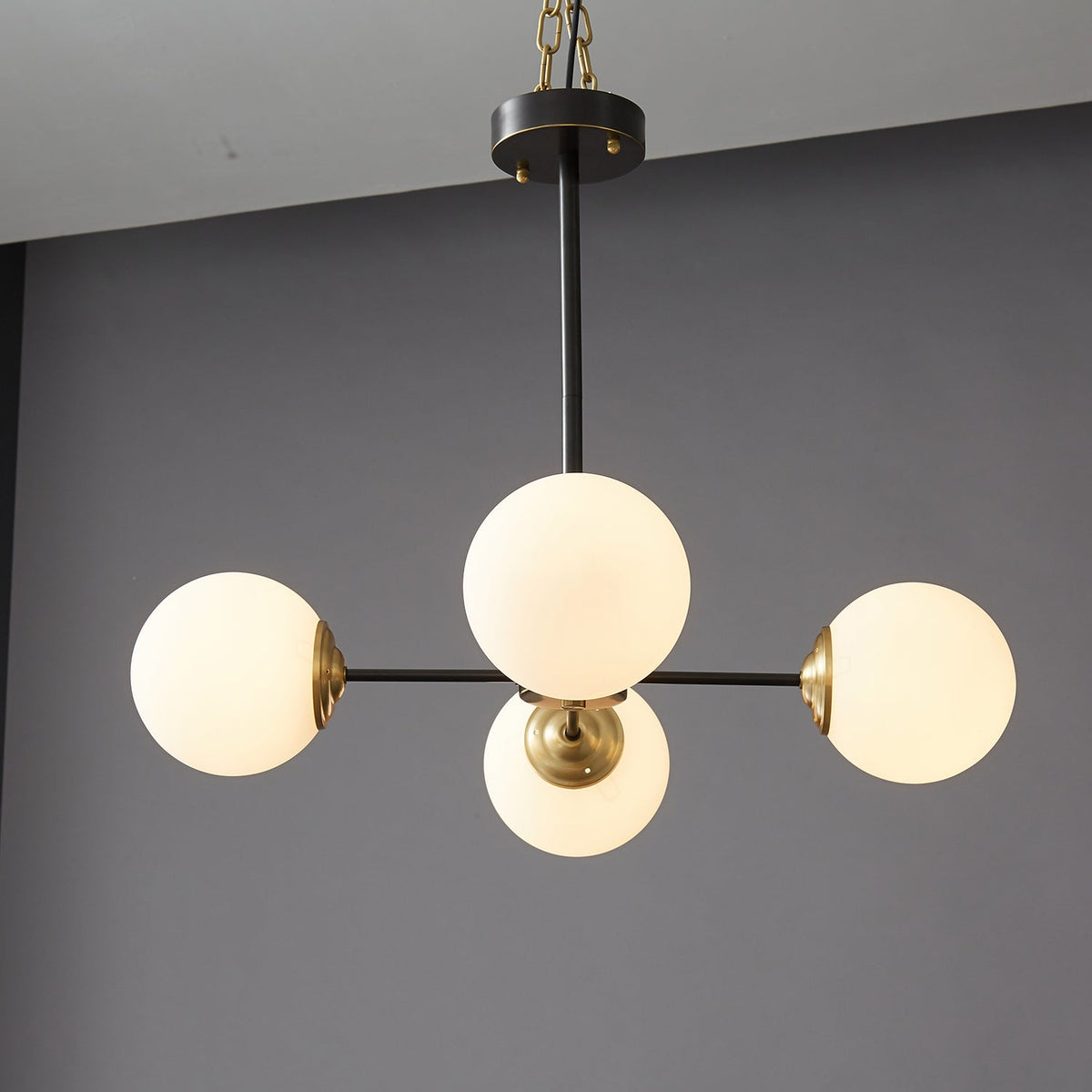 Catalos Kronleuchter aus Messing und Glas im modernen Premium-Orb-Design