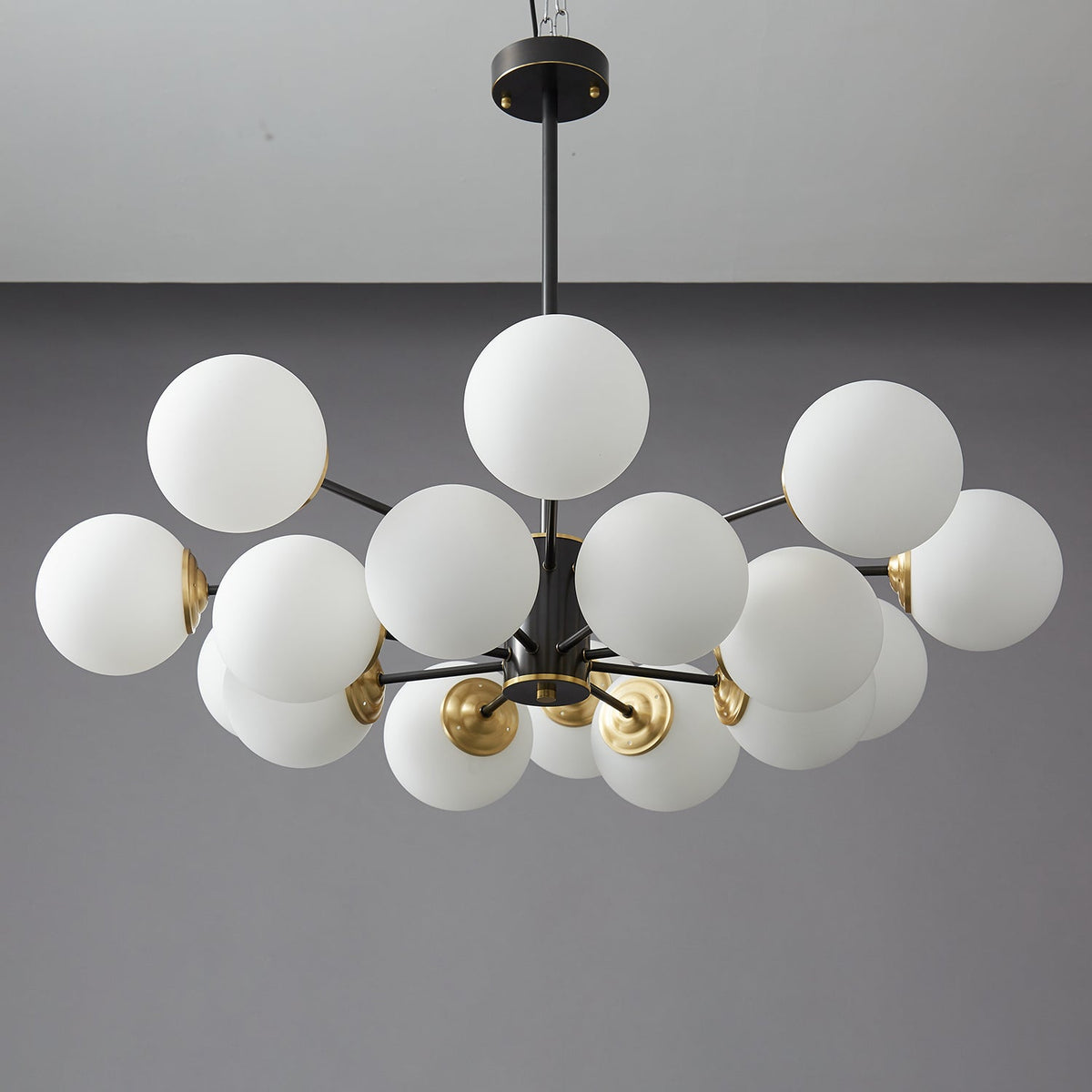 Catalos Kronleuchter aus Messing und Glas im modernen Premium-Orb-Design