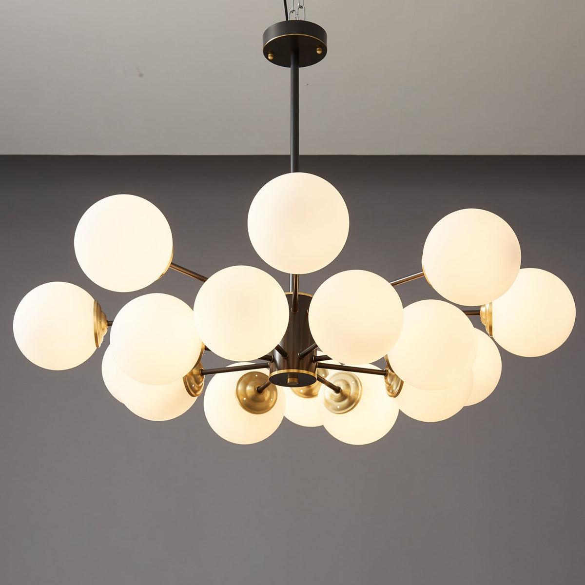 Catalos Kronleuchter aus Messing und Glas im modernen Premium-Orb-Design