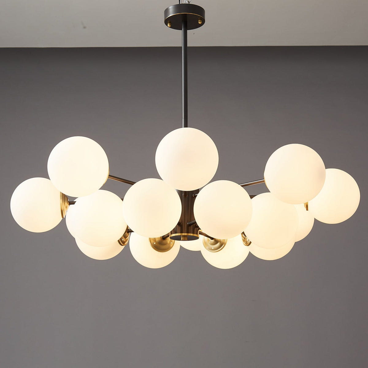 Catalos Kronleuchter aus Messing und Glas im modernen Premium-Orb-Design