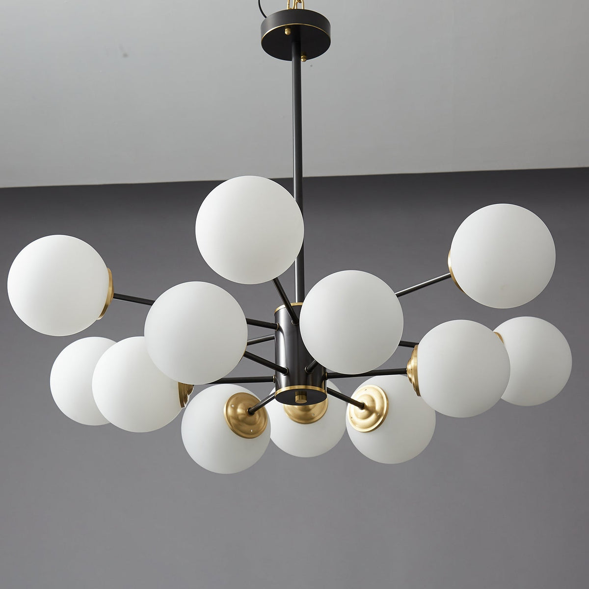 Catalos Kronleuchter aus Messing und Glas im modernen Premium-Orb-Design