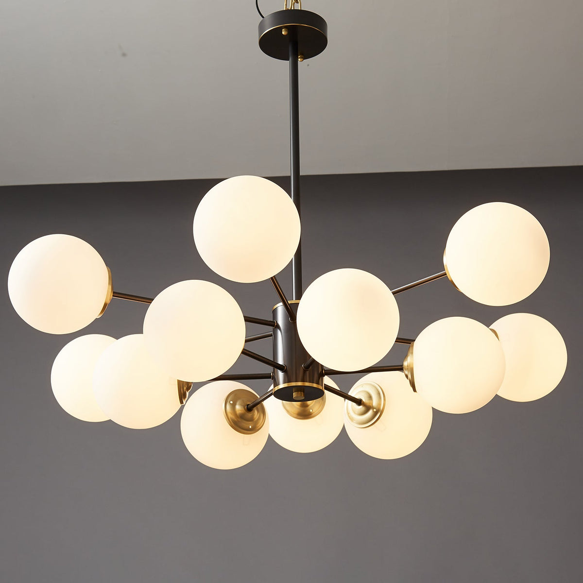 Catalos Kronleuchter aus Messing und Glas im modernen Premium-Orb-Design