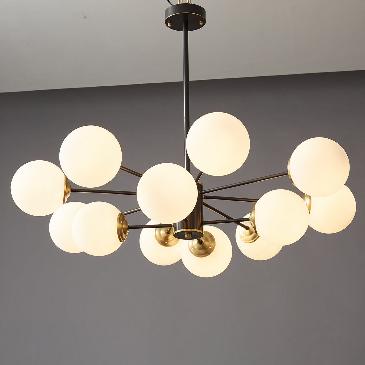 Catalos Kronleuchter aus Messing und Glas im modernen Premium-Orb-Design