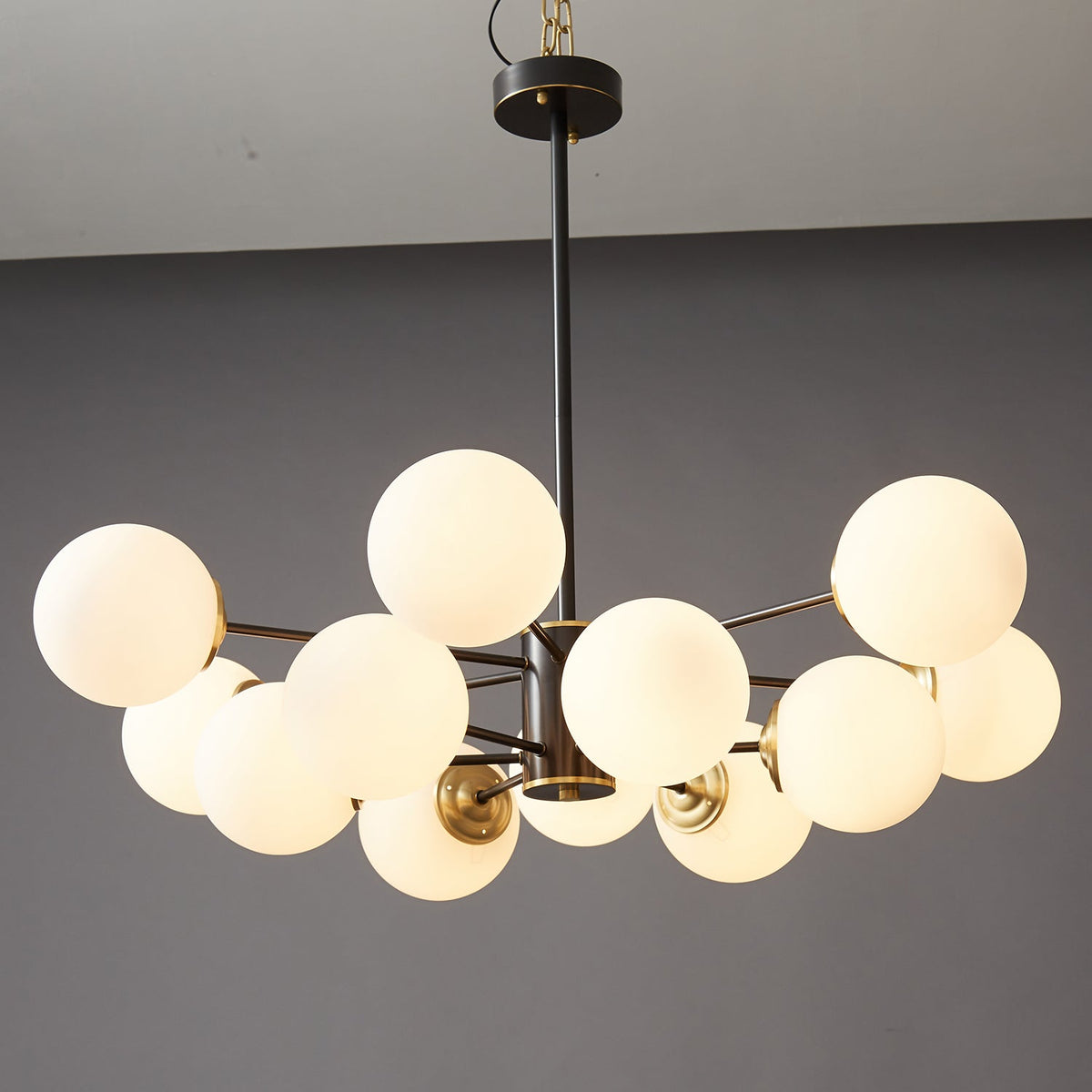 Catalos Kronleuchter aus Messing und Glas im modernen Premium-Orb-Design