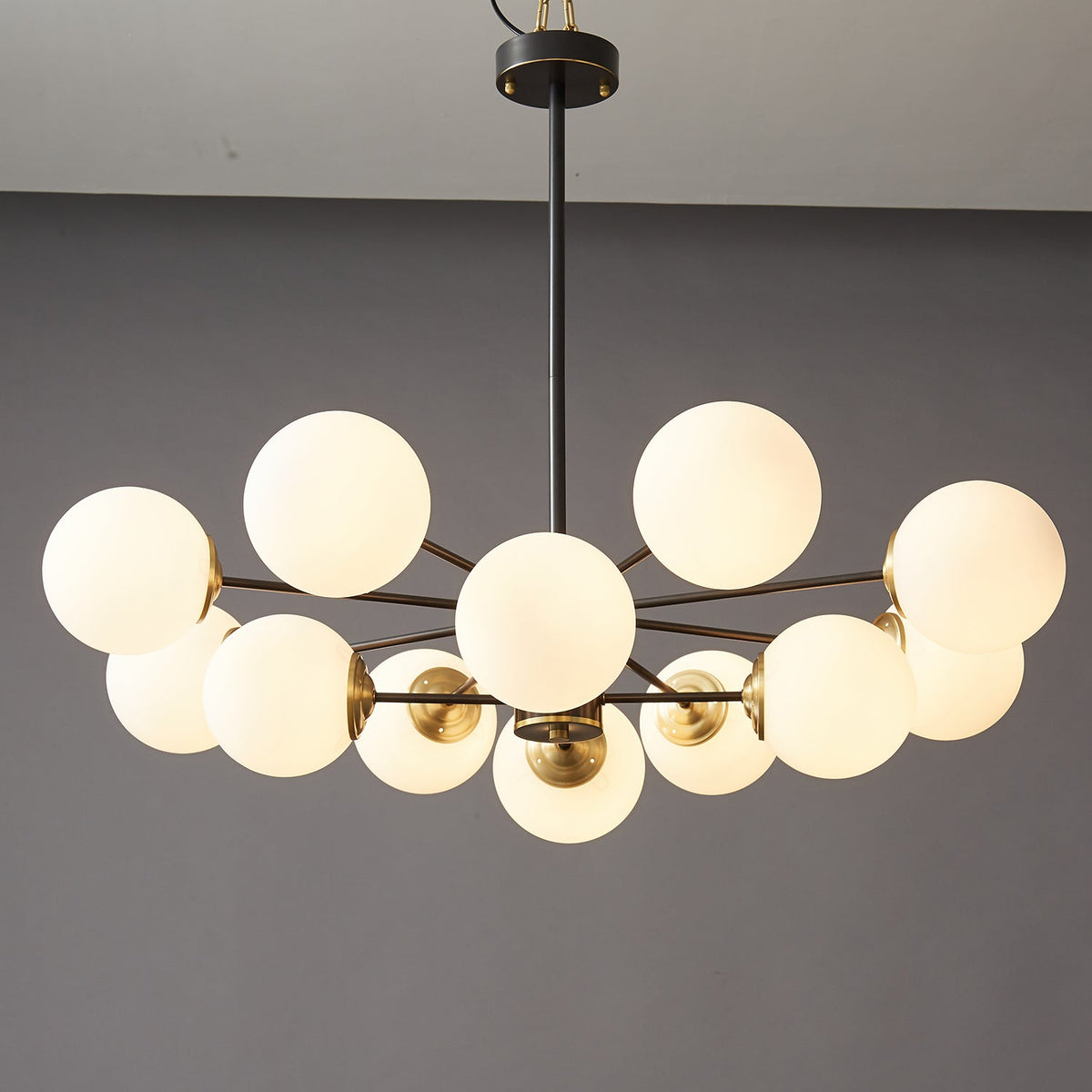 Catalos Kronleuchter aus Messing und Glas im modernen Premium-Orb-Design
