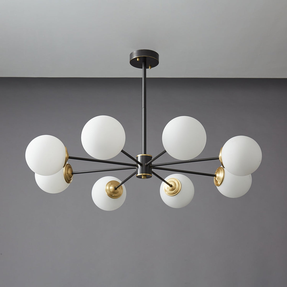 Catalos Kronleuchter aus Messing und Glas im modernen Premium-Orb-Design