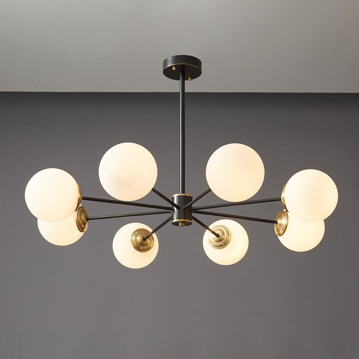 Catalos Kronleuchter aus Messing und Glas im modernen Premium-Orb-Design