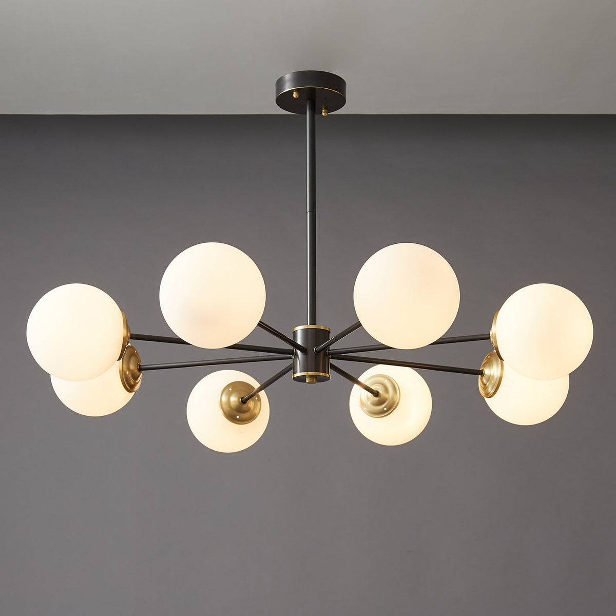 Catalos Kronleuchter aus Messing und Glas im modernen Premium-Orb-Design