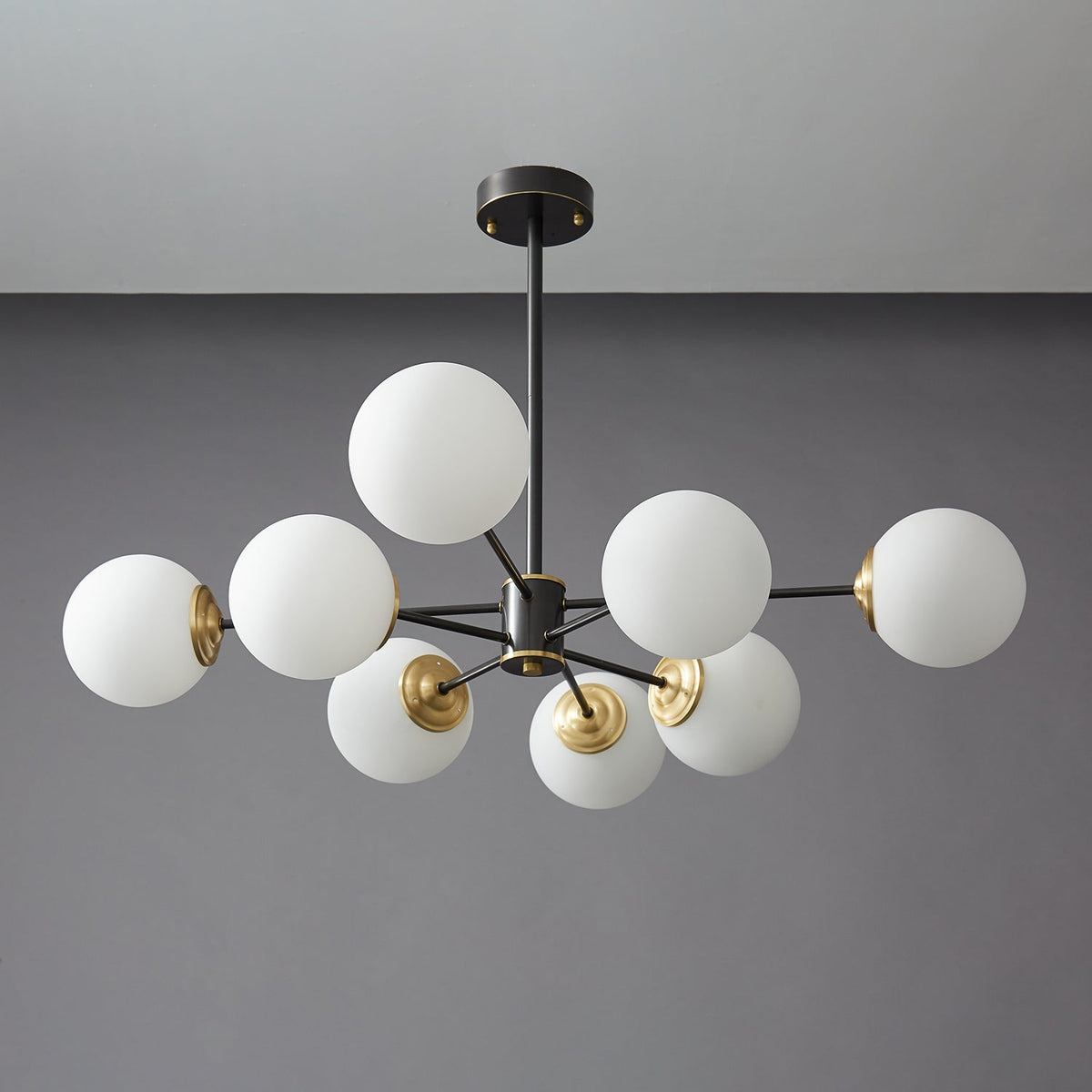 Catalos Kronleuchter aus Messing und Glas im modernen Premium-Orb-Design