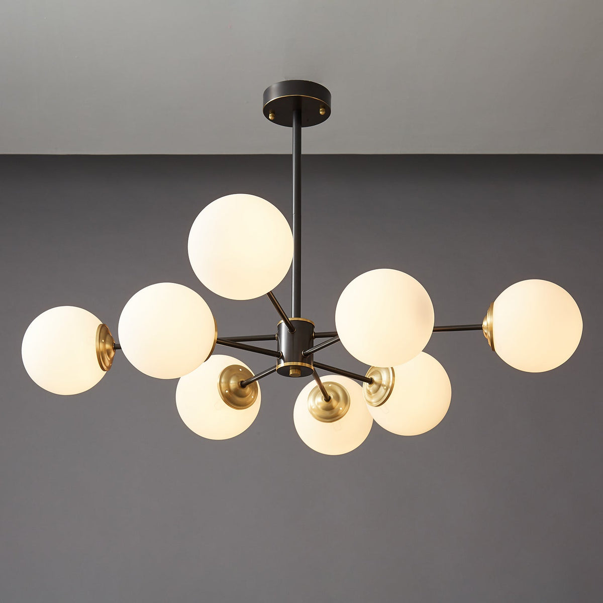 Catalos Kronleuchter aus Messing und Glas im modernen Premium-Orb-Design