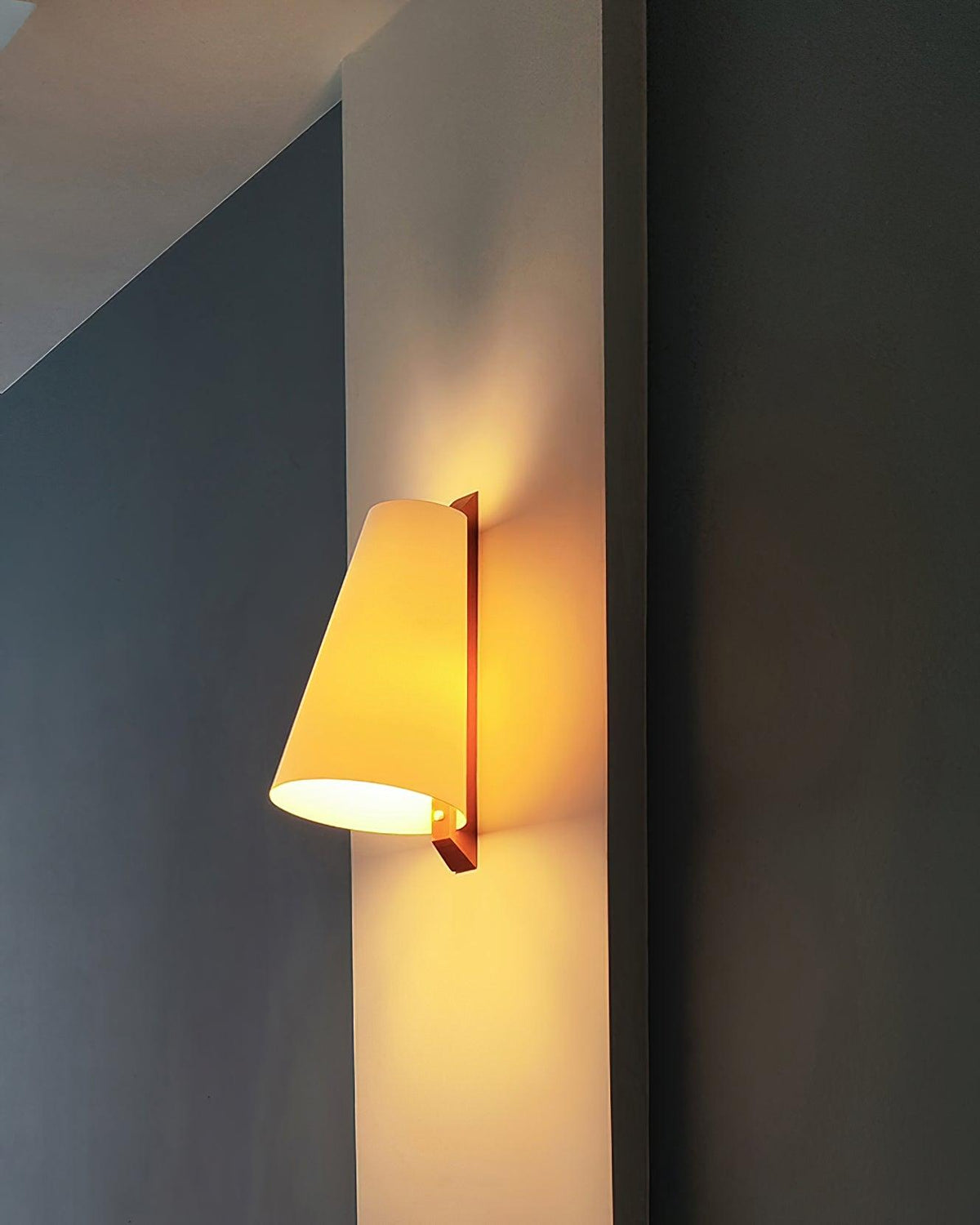 Miriam zeitgenössische minimalistische Kunststoff-Wandleuchte