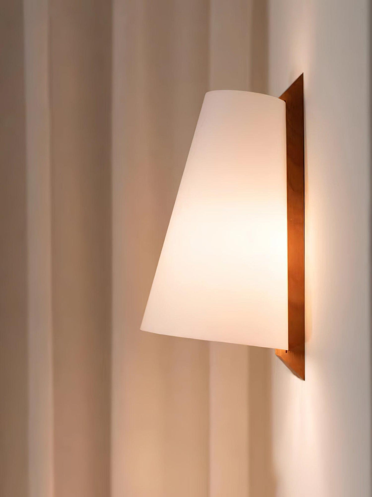 Miriam zeitgenössische minimalistische Kunststoff-Wandleuchte