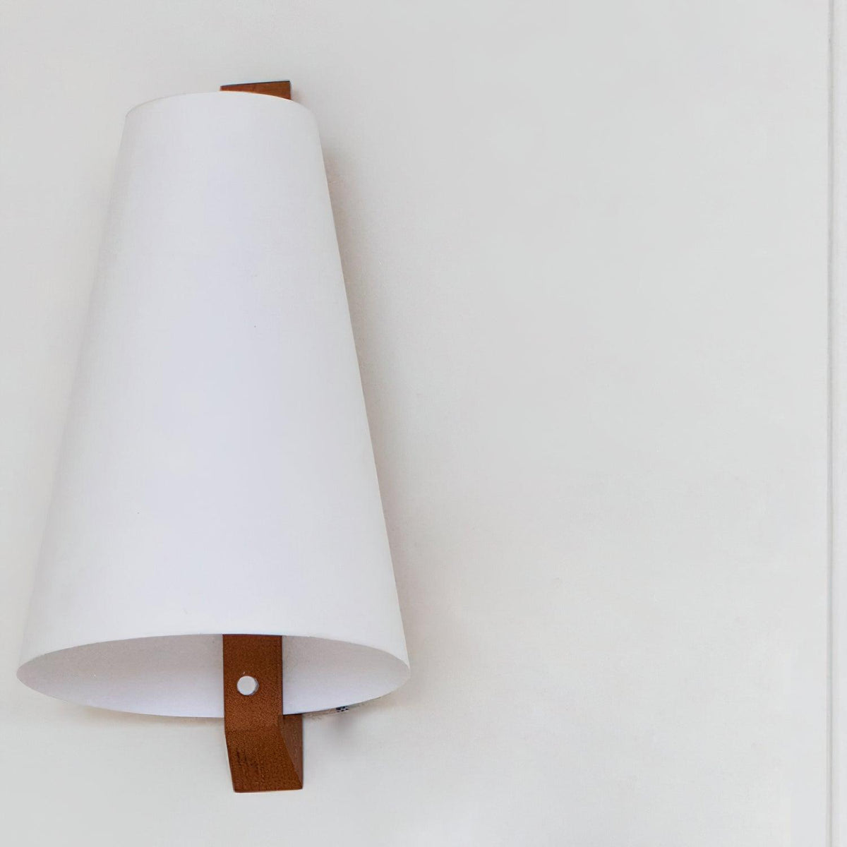 Miriam zeitgenössische minimalistische Kunststoff-Wandleuchte