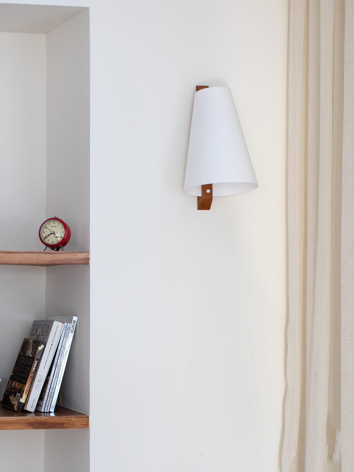 Miriam zeitgenössische minimalistische Kunststoff-Wandleuchte