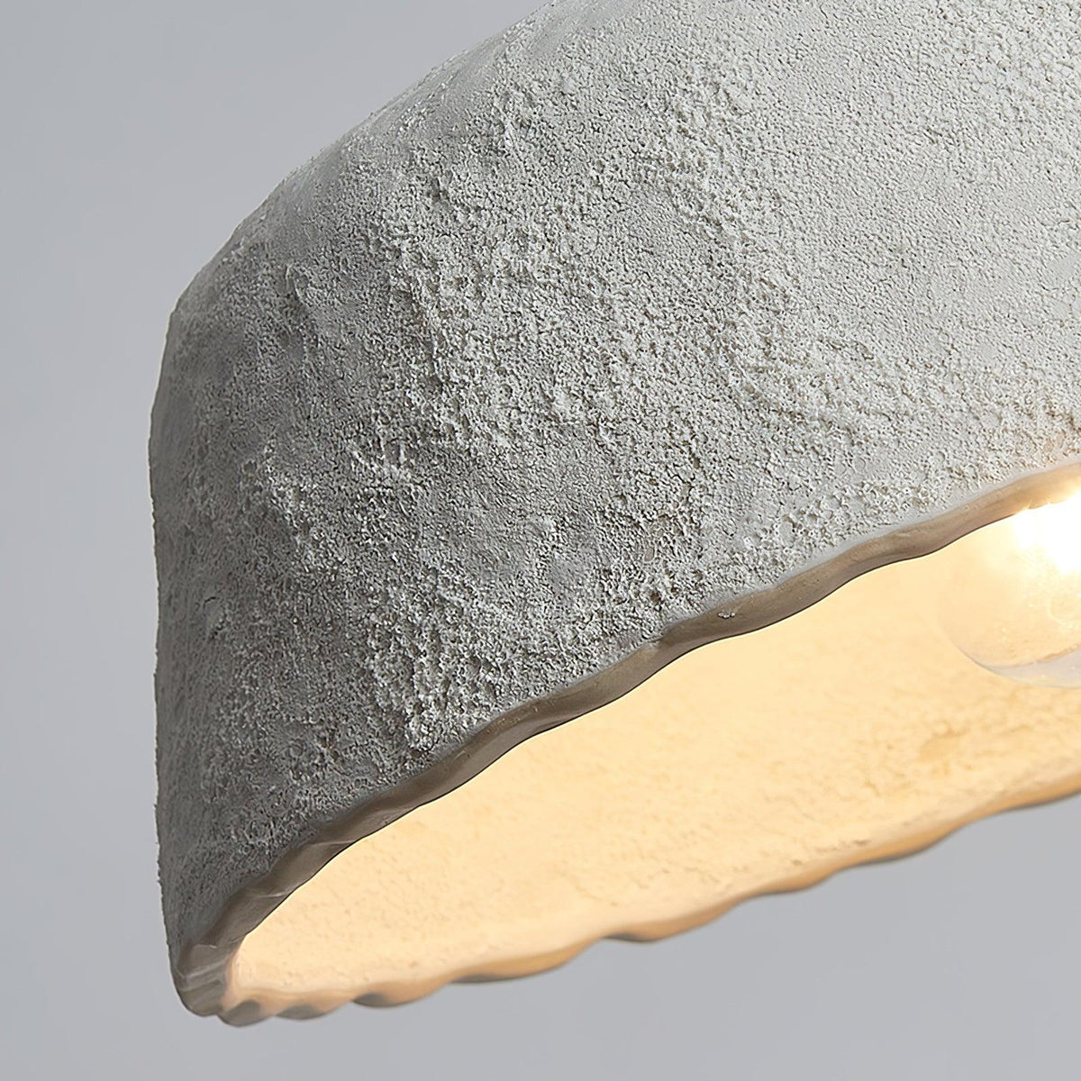 Stone zeitgenössische Pendelleuchte aus Holz in Grau-Keramik und dunklem Holz