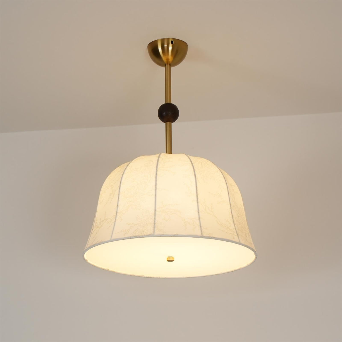 Deckenleuchte aus Stoff, Metall und Holz für elegante warme Innenräume