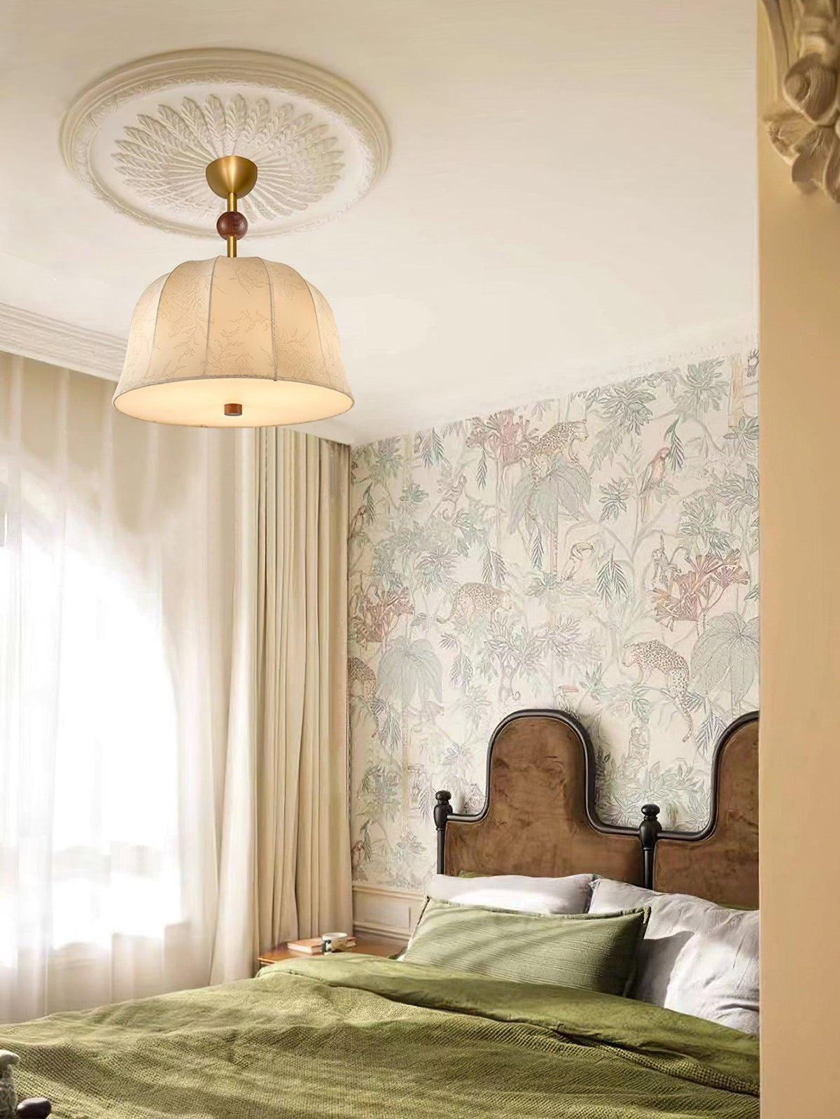 Deckenleuchte aus Stoff, Metall und Holz für elegante warme Innenräume