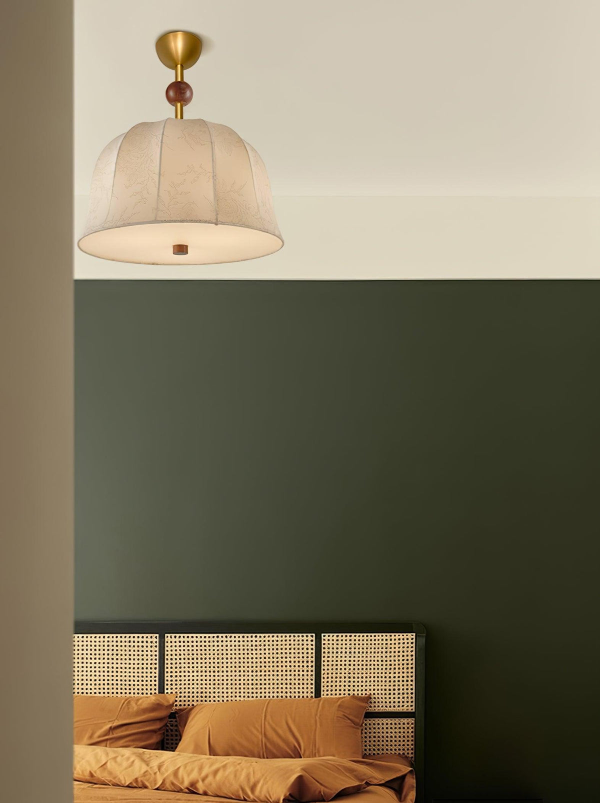 Deckenleuchte aus Stoff, Metall und Holz für elegante warme Innenräume