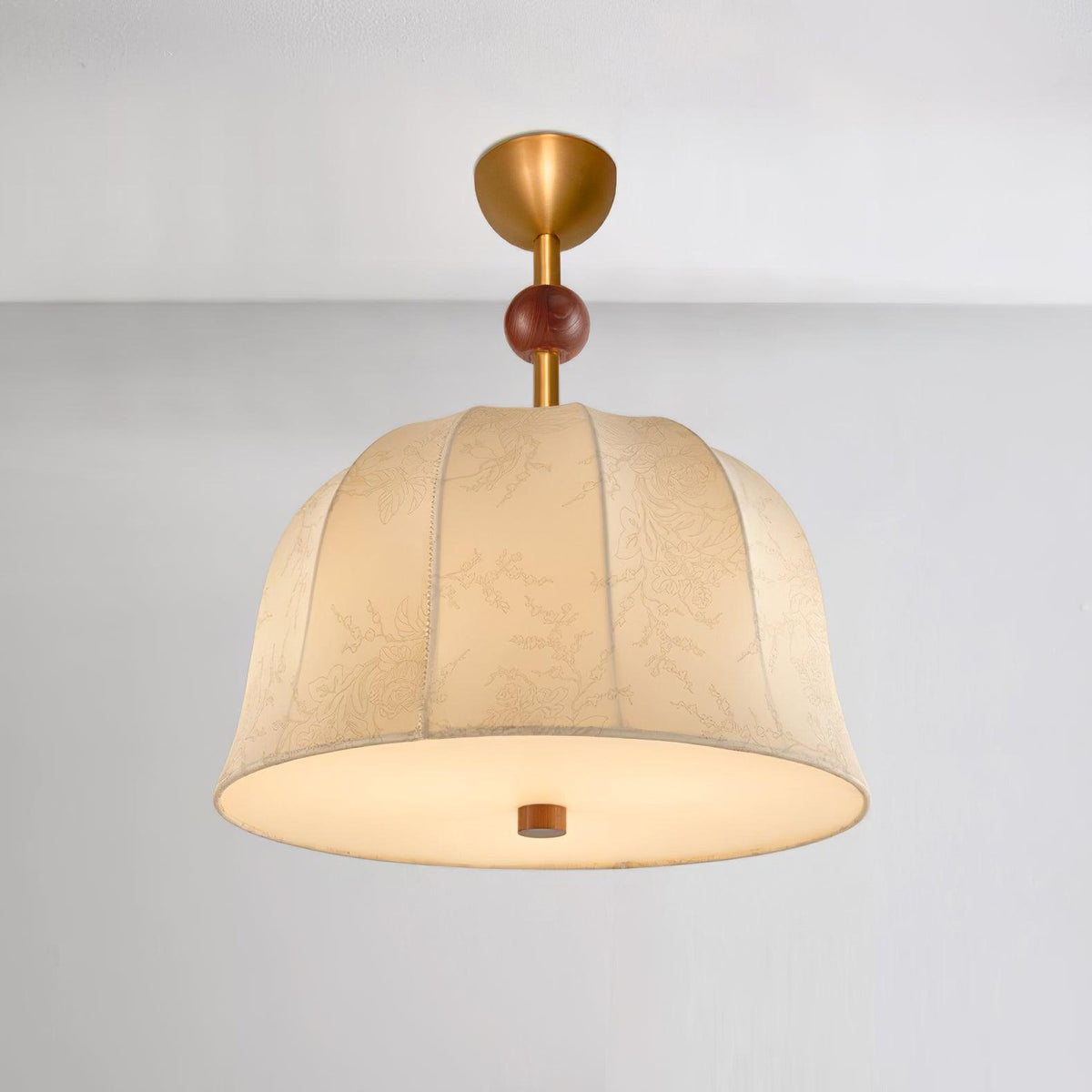 Deckenleuchte aus Stoff, Metall und Holz für elegante warme Innenräume
